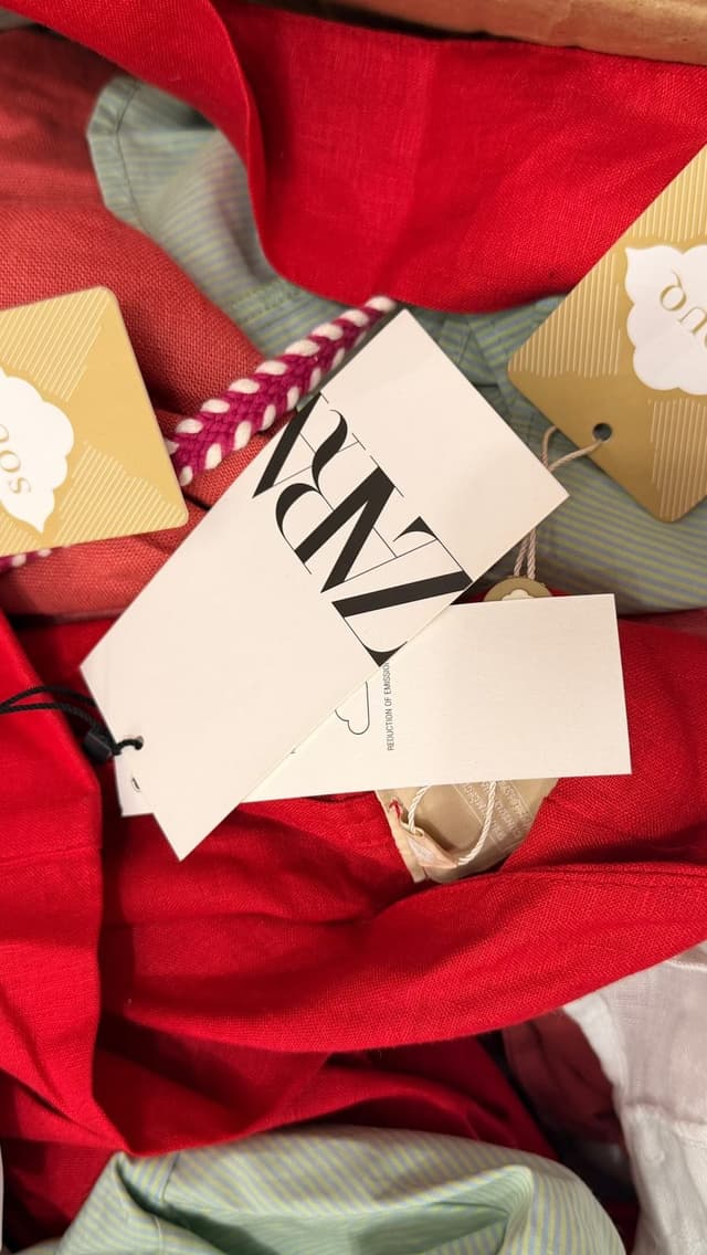 Peças de linho com etiquetas novas da Zara e de outras marcas, recém-chegadas na loja