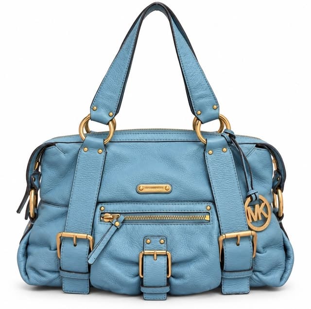 Bolsa Michael Kors azul-celeste em fundo branco, vista de frente