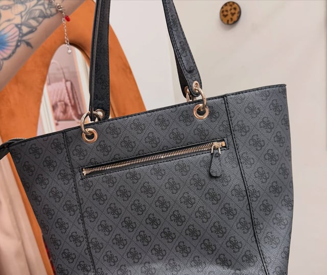 Bolsa Guess monograma grafite pendurada na loja